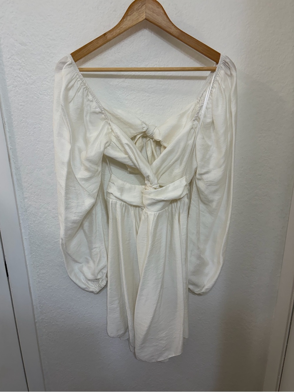 TOPSHOP Twist Cut Out Mini Tea Dress in Ivory - Picture 5 of 8